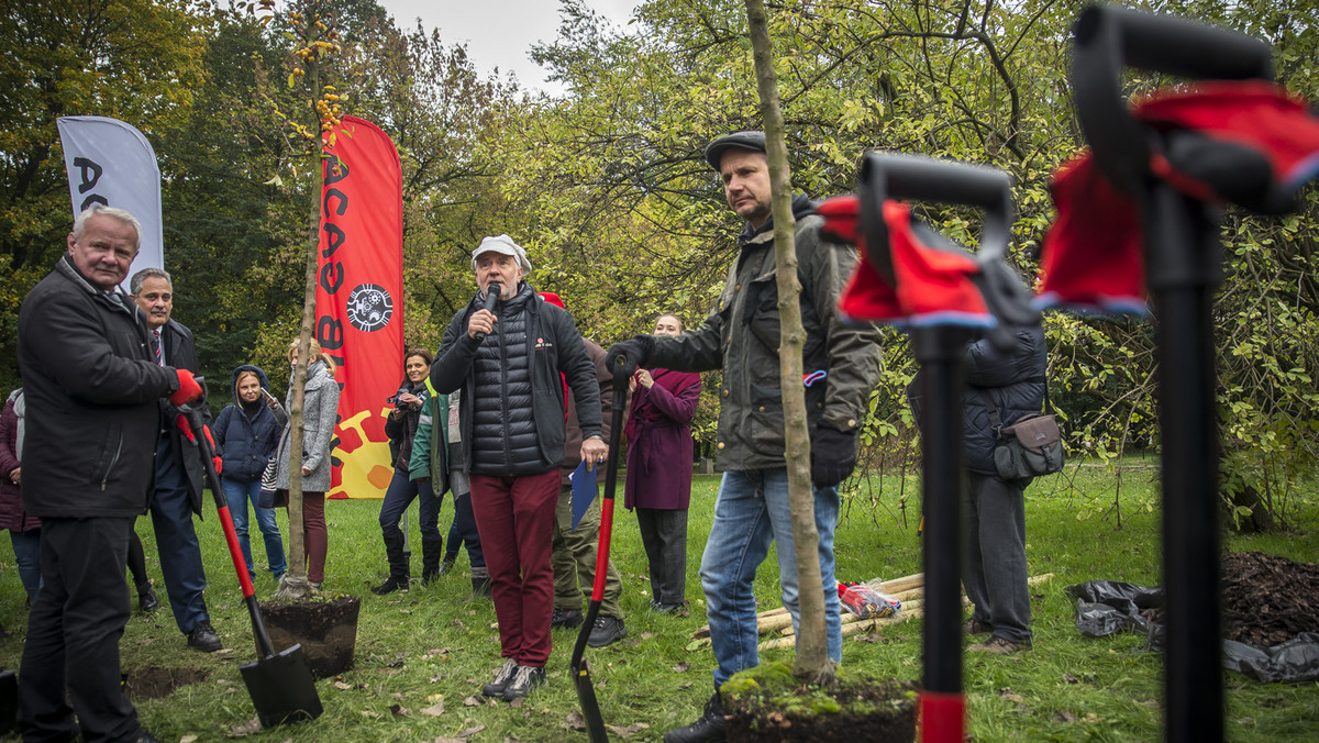 Dwie magnolie i trzy jabłonie pojawiły się na Polu Mokotowskim, a już za kilka dni w Warszawie posadzone zostaną trzy tysiące innych gatunków. Dziś w stolicy zainaugurowano obchody Święta Drzewa. To już 15. edycja tego wydarzenia.