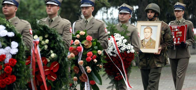 Szkolił Cichociemnych, uciekł z sowieckiej niewoli, walczył w operacji "Market-Garden. Na Powązkach spoczął gen. Maćkowiaka