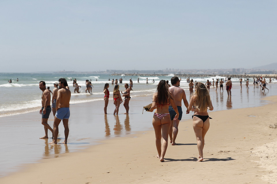 Pomimo restrykcji na portugalskich plażach były tysiące turystów