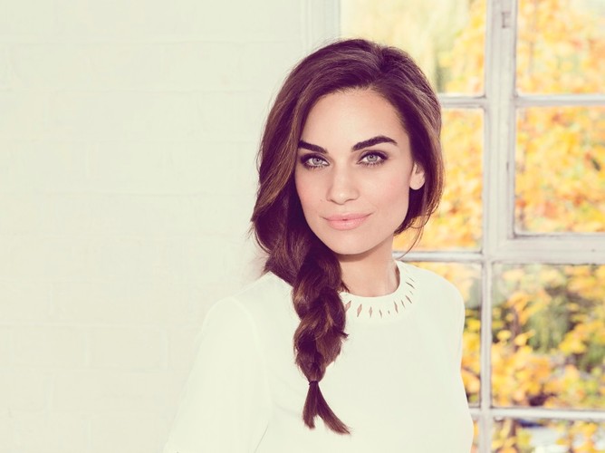 WTOREK: oryginalny warkocz na kawę z przyjaciółką  Warkocz zapleciony z boku głowy to stylowe, ale jednocześnie bardzo swobodne uczesanie. Fryzura jest niezwykle łatwa do przygotowania. Jedyne, czego wymaga to objętość, która podkreśli nieformalny charakter tej stylizacji.