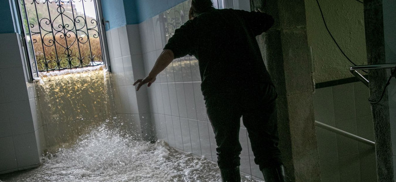 Gigantyczne 9-metrowe fale uderzają w wybrzeże Galicii. Hiszpanie przygotowują się na armagedon