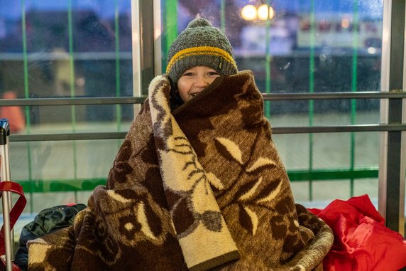 Po jej przekroczeniu udzielana jest im pomoc. Tutaj terminal odpraw dla kobiet z dziećmi