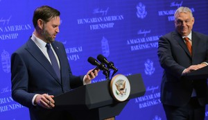 Džej Di Vens proverava telefon nakon pitanja o Iranu tokom konferencije sa Viktorom Orbanom u Budimpešti 7.aprila