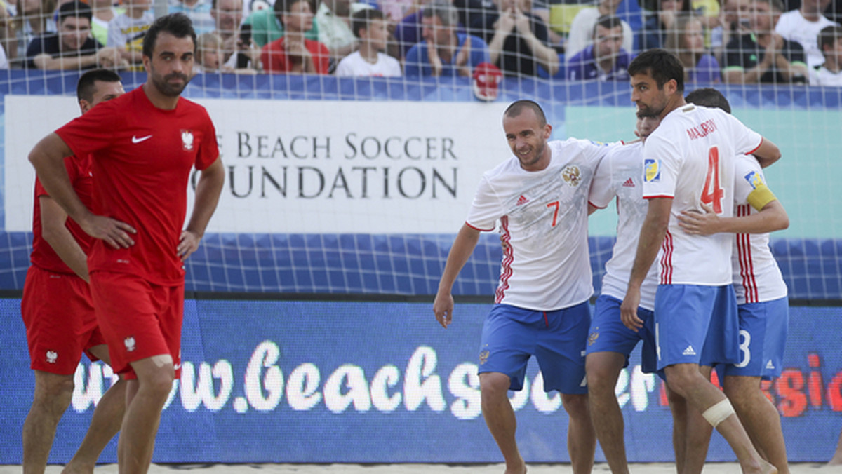 Reprezentacja Polski przegrała z Rosją 2:4 w Moskwie w swoim pierwszym meczu Europejskiej Ligi Beach Soccera. Biało-Czerwoni po tej porażce zajmują trzecie miejsce w swojej grupie.