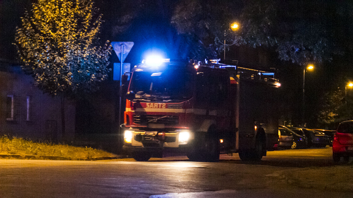 Dziś rano, po blisko 10 godzinach, Państwowa Straż Pożarna zakończyła akcję gaszenia pożaru w hucie ArcelorMittal Poland w Dąbrowie Górniczej (dawna Huta Katowice). Pożar, który wybuchł w tunelach kablowych na wydziale walcowni gasiło około 20 jednostek straży.