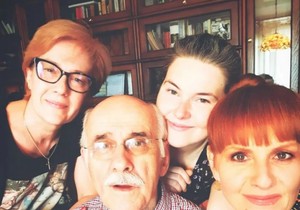 Kornelije Kovač sa suprugom i ćerkama