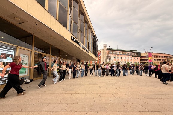 GIMNAZIJALCI SJAJNOM ŽURKOM PROSLAVILI KRAJ ŠKOLSKE GODINE Kolce se igra u centru grada: 
