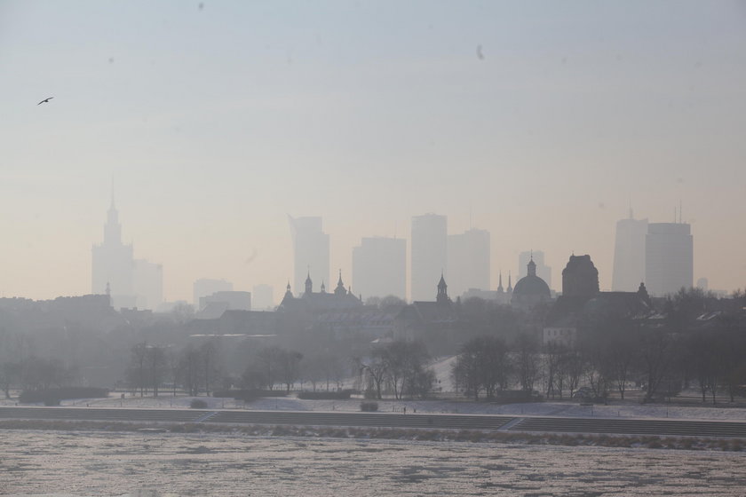 Tak wyglądała Warszawa w czasie alertu smogowego w styczniu 2017. Niestety, na smog narażeni jesteśmy także latem