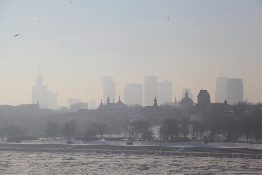 Tak wyglądała Warszawa w czasie alertu smogowego w styczniu 2017. Niestety, na smog narażeni jesteśmy także latem