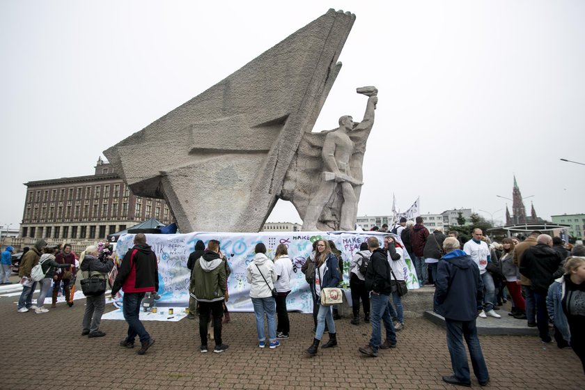 Dąbrowa Górnicza. Obrona pomnika Bohaterów Czerwonych Sztandarów