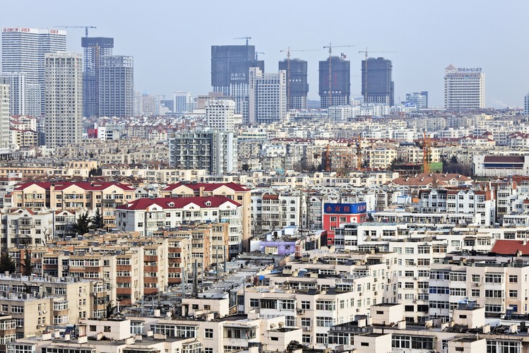 3. Szantung (Shandong) – region zamieszkuje 96 mln ludzi, czyli ponad dwukrotnie więcej niż Polskę. PKB jest tutaj zbliżone do PKB naszego kraju, wyniosło w 2011 roku 702,92 bln USD (w Polsce 766 mld USD). Nazwa prowincji oznacza 'na wschód od gór' i odnosi się do gór Taihang Shan.  Na zdjęciu Qingdao, jedno z głównych miast prowincji Szantung.