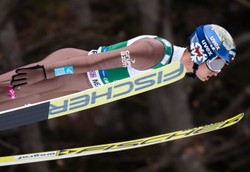 PŚ w skokach: Maciej Kot wygrał kwalifikacje w Oberstdorfie. Groźny upadek Gregora Schlierenzauera