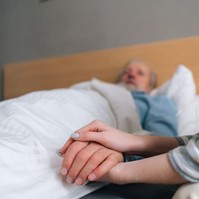 Mit mondhatunk a haldoklónak? A pszichoterapeuta szerint nincsenek rossz szavak