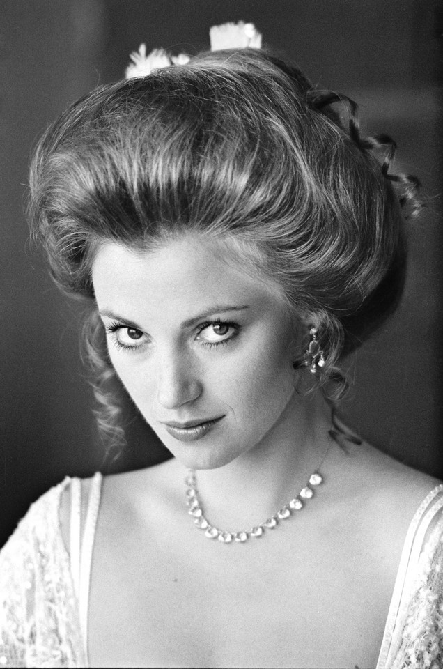 Jane Seymour jako Elise McKenna w filmie "Somewhere in Time" (1979)