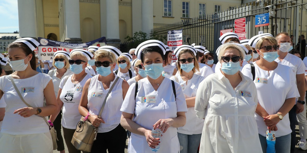 Warszawa, 07.06.2021. Strajk ostrzegawczy Ogólnopolskiego Związku Zawodowego Pielęgniarek i Położnych przed urzędem wojewódzkim na placu Bankowym.