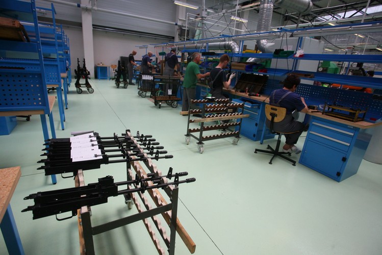 Nowy kompleks fabryczny znajduje się na obrzeżach Radomia, w podstrefie Tarnobrzeskiej Specjalnej Strefy Ekonomicznej EURO PARK WISŁOSAN na 4-hektarowej działce. Kompleks składa się z hali produkcyjno-magazynowej, stacji prób oraz dwukondygnacyjnego budynku biurowo-socjalnego. Łączna powierzchnia użytkowa kompleksu to ponad 16 tys. m2. Fabryka Broni ma zatrudniać ponad 400 osób.

<br>
Na zdjęciu: Hala produkcyjna w nowej siedzibie Fabryki Broni 'Łucznik', 1 bm. w Radomiu. <br><br>fot.  (mgo) PAP/Michał Walczak