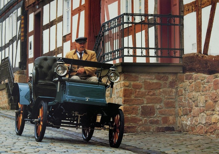 Jesienią 1902 r. Opel prezentuje model 'Lutzmann Patent-MotorWagen' z silnikiem o mocy 10/12 KM
