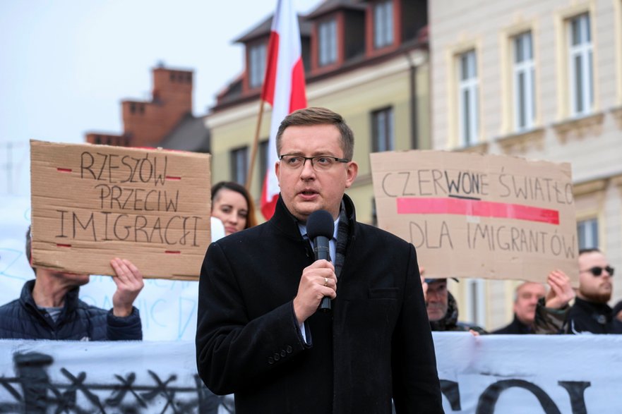 Robert Winnicki podczas manifestacji "Rzeszów przeciw imigracji" (14.11.2021)