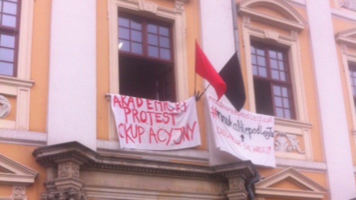 O godz. 18 na skwerze NZS przed budynkiem Instytutu Filologii Polskiej Uniwersytetu Wrocławskiego odbędzie się protest poparcia dla wrocławskich studentów, którzy od wczoraj prowadzą strajk okupacyjny w jednej z sal w gmachu przy placu Nankiera. W strajku uczestniczy kilkudziesięciu studentów, którzy są przeciwni wprowadzeniu ustawy zaproponowanej przez Jarosława Gowina.