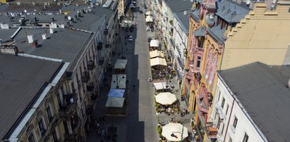 Łódź po lockdownie. Ulica Piotrkowska bez maseczek, za to z muzyką i otwartymi ogródkami