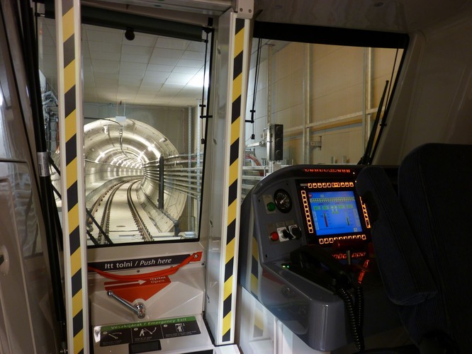 Zakup nowych pociągów Metropolis jest częścią największego programu modernizacji infrastruktury transportowej w historii Węgier.  Jak wynika z rządowych danych, całkowity koszt budowy nowej linii metra sięga  452,5 mld forintów.