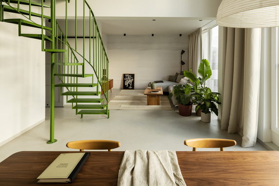 Mieszkanie z zielonymi schodami. Zaglądamy do mieszkania na warszawskiej Pradze!