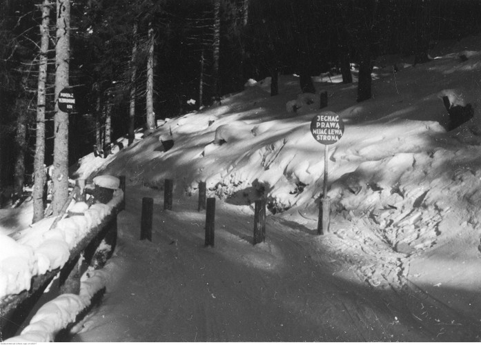 Fragment nartostrady w Tatrach z oznakowaniem