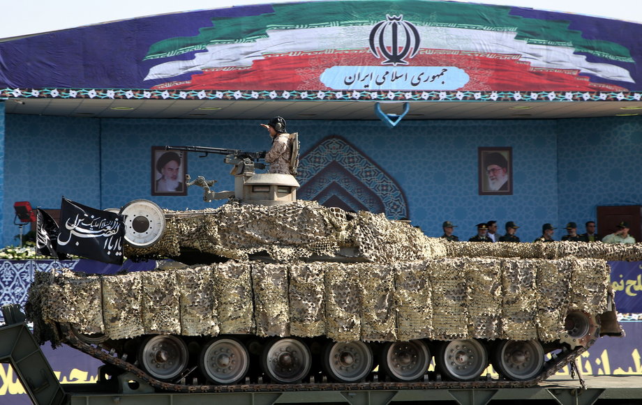 Irański czołg podczas parady wojskowej
