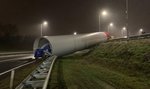 Groźne zdarzenie na autostradzie. Na drogę spadł gigantyczny słup. Czym jest? [WIDEO]