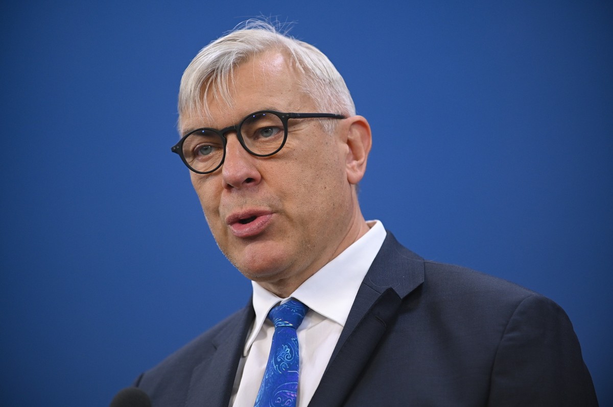 Warszawa, 03.04.2025. Posłowie KO Roman Giertych na konferencji prasowej w Sejmie w Warszawie, 3 bm. Temat: Sprawa dwóch wież. (aldg) PAP/Marcin Obara