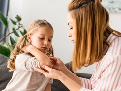 Wietrzenie i suszenie – w Polakach wciąż tkwią stare nawyki przy odkażaniu ran i skaleczeń. Lekarz ostrzega: Nie tędy droga do zdrowia!