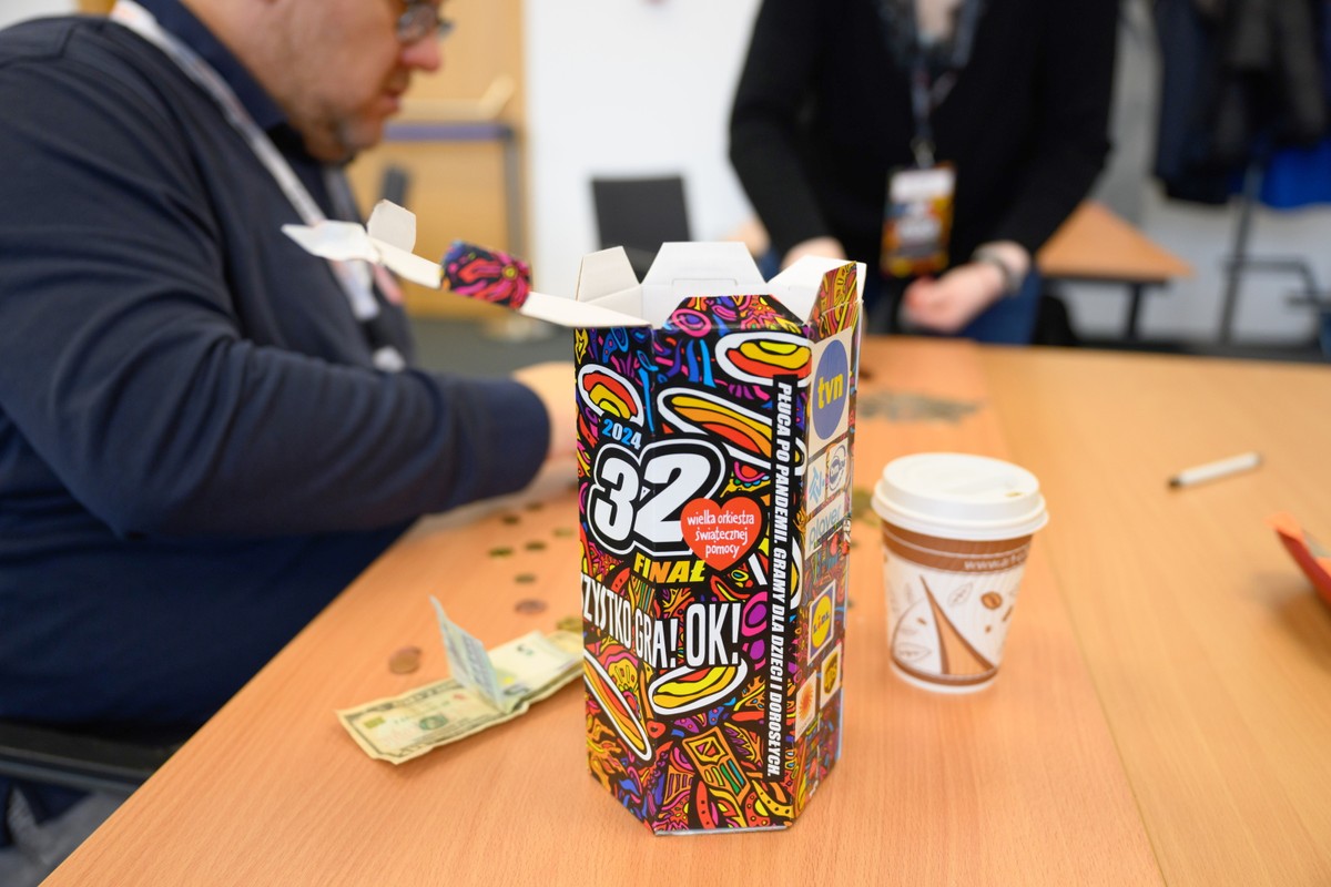 Liczenie pieniędzy, puszka, WOŚP