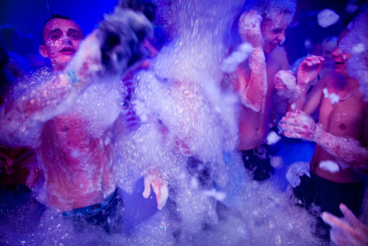 II miejsce w kategorii ŻYCIE CODZIENNE (fotoreportaż): Renata Dąbrowska, „Gazeta Wyborcza Trójmiasto” Gwiździny, Somonino, Świedziebnia. Młodzież bawiąca się na wiejskich dyskotekach. Sierpień–listopad 2011