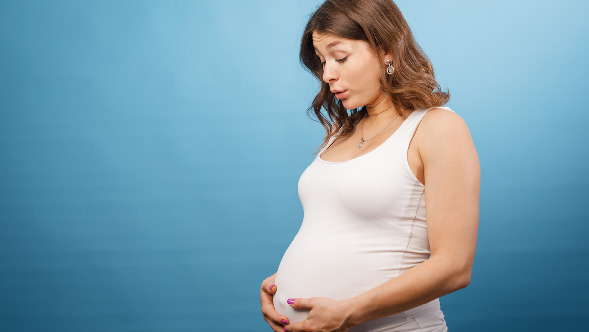 Standardy podczas porodu: jakie istnieją, co może zaskoczyć kobietę?
