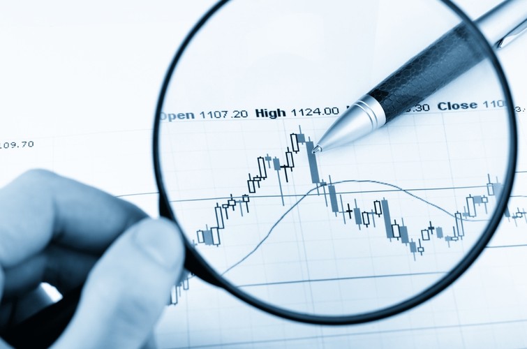 Dźwignia to potężne narzędzie służące do pomnażania zysków. Jednak nadmierne wykorzystywanie lewarowania może zmienić kiepską transakcję prawdziwą katastrofę. Niektórzy brokerzy, zwłaszcza w świecie forexu, zapewniają dźwignię na poziomie 1000:1. Ostatecznie w skutecznym handlu chodzi przede wszystkim o odpowiednie wywarzenie stosunku zysku do ryzyka (tzw. risk-to-reward- ratio).  Jednak trudno to zrobić, jeśli po pierwszych kilku transakcjach będziesz miał puste konto. Badania wykazały, że traderzy, którzy rzadziej korzystają z dźwigni, mają znacznie lepsze wyniki, niż traderzy wykorzystujący bardzo wysoką dźwignię.