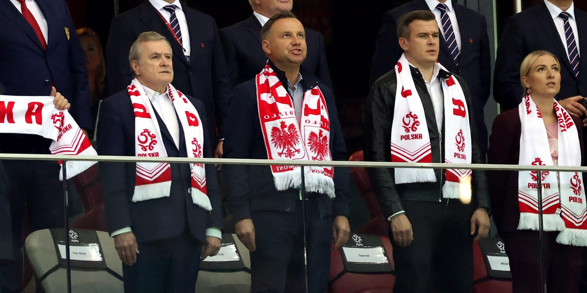 Andrzej Duda podczas śpiewania hymnu 