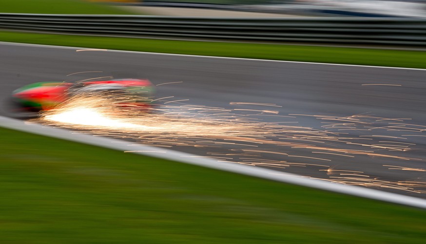 Stefan Bradl wyłożył się na torze tak, że aż iskry poszły. Niemiec zaliczył upadek przed GP Austrii