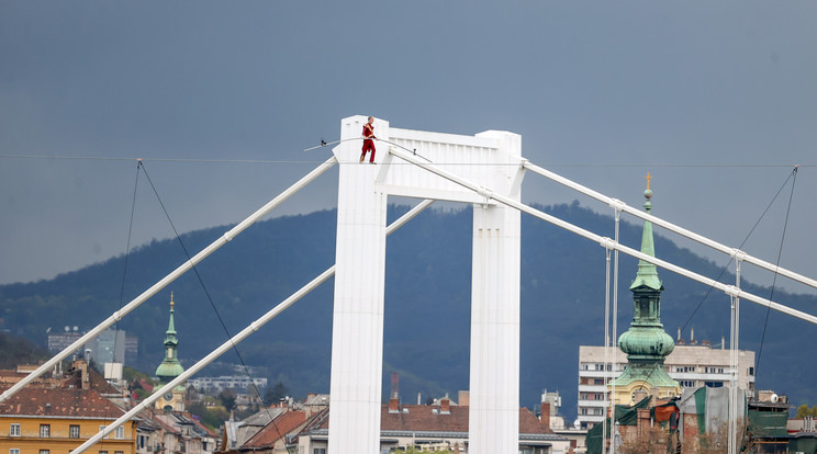A drótkötél a Duna között majdnem 40 méter a szintkülönbség, ilyen magasból lezuhanni életveszélyes / Fotó: Zsolnai Péter