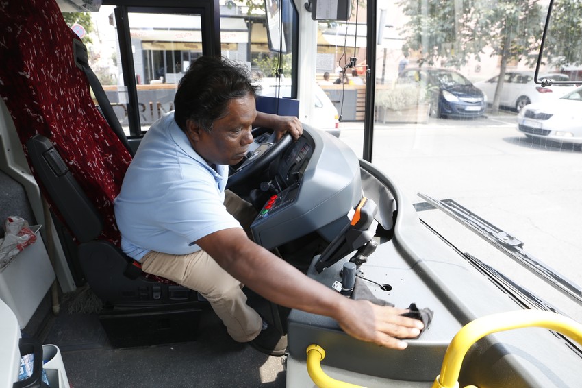 Vozač Salij koji čisti autobus