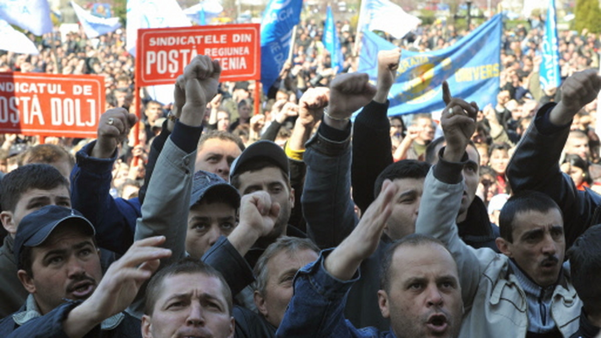 Ok. 5 tysięcy osób demonstrowało w centrum Bukaresztu, po raz trzeci w ciągu tygodnia, przeciw drastycznym oszczędnościom budżetowym, wprowadzanym przez rząd pod naciskiem MFW.