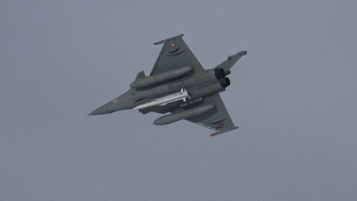 Francuska broń nuklearna w Polsce? Media: To byłaby rewolucja . Na zdj. Rafale z rakietą jądrową ASMP-A