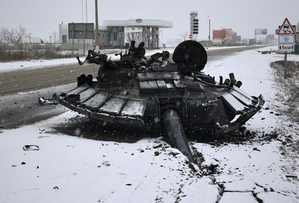 Zniszczony rosyjski czołg w pobliżu Charkowa