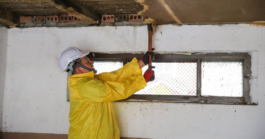 Burmistrz sam rozebrał miejski garaż. Bo oferty specjalistycznych firm były za drogie