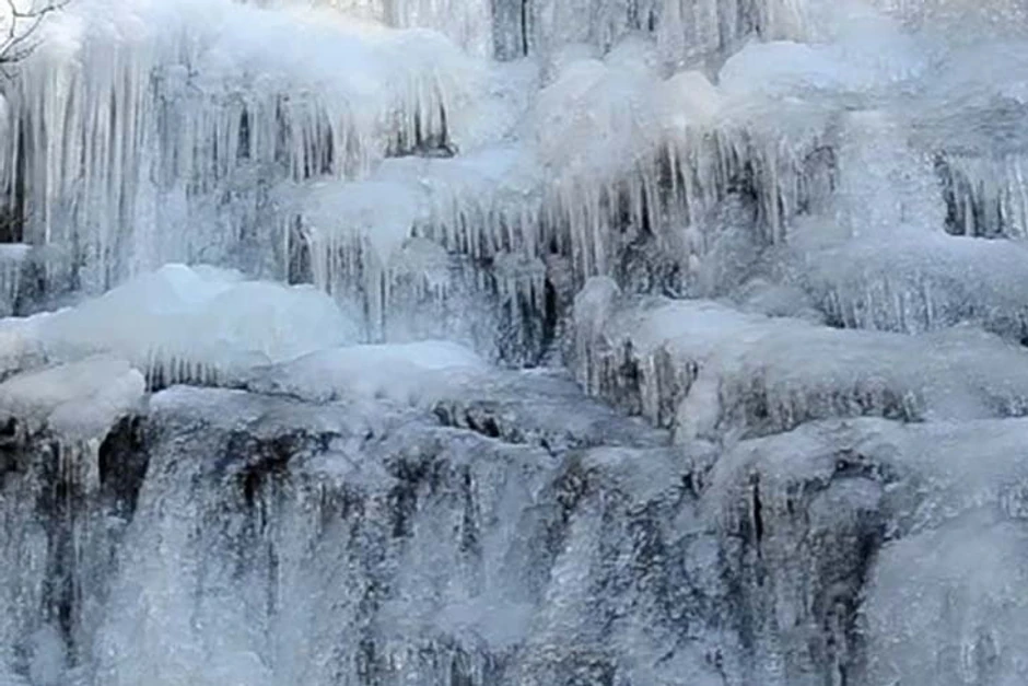 Bajkoviti zaleđeni vodopad na Staroj Planini