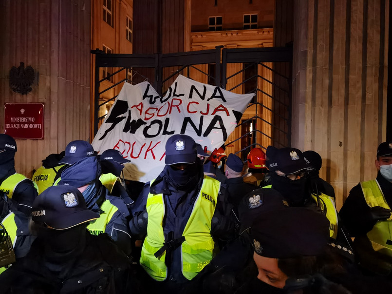 Strajk Kobiet: "Blokada Warszawy". Aktywiści przykuli się do bramy MEN [ZDJĘCIA]