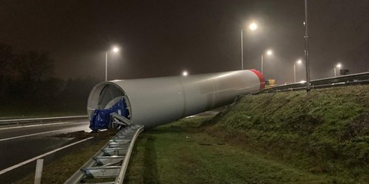 Część turbiny wiatrowej wypadła z ciężarówek i znalazła się na autostradzie. 