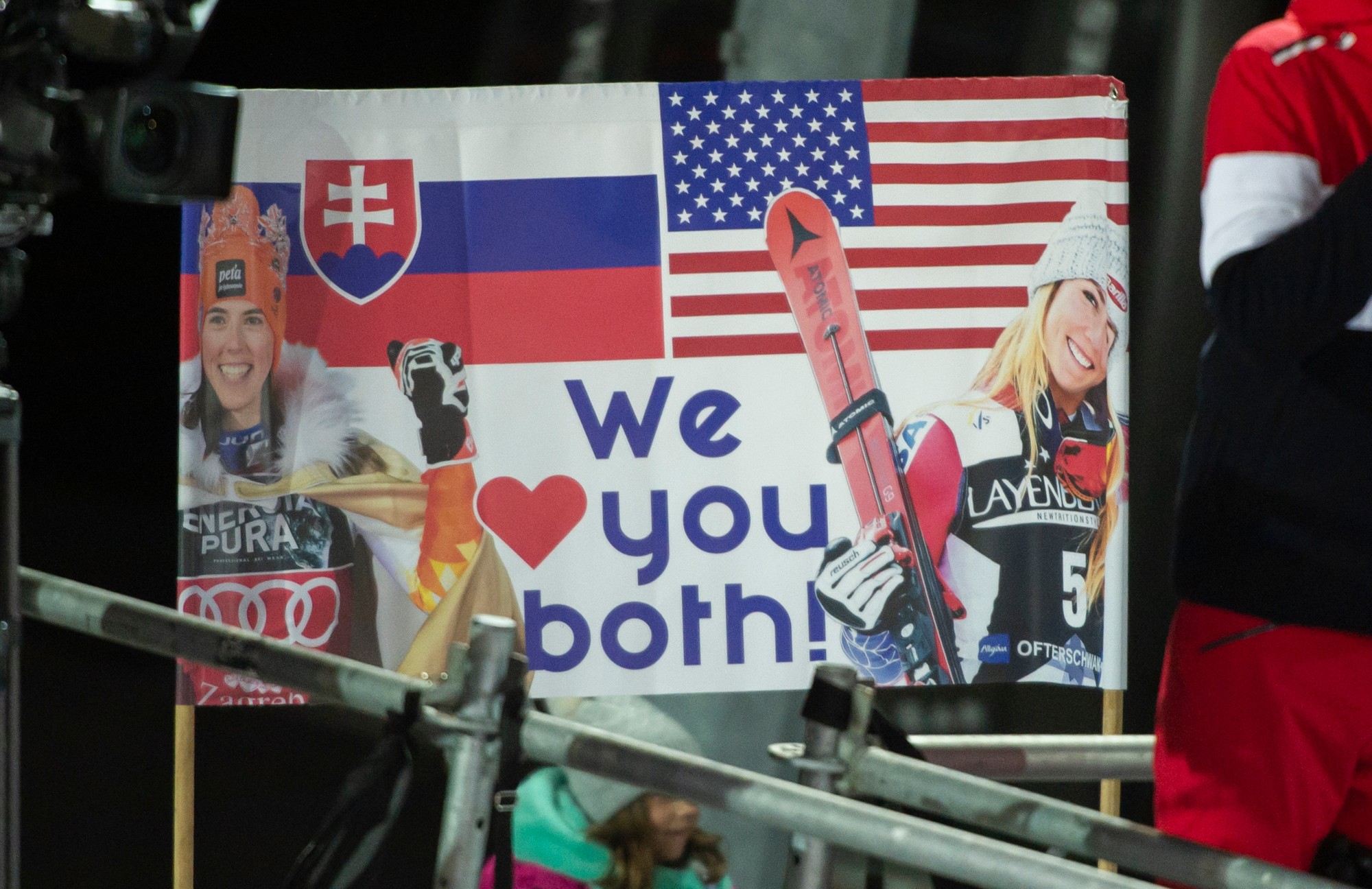 Na snímke transparent na ktorom je vľavo slovenská lyžiarka Petra Vlhová a vpravo Mikaela Shiffrinová počas nočného slalomu žien SP v rakúskom Semmeringu.