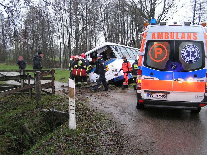 Wypadek busa z dziećmi