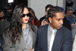 RIJANA JE PONOVO TRUDNA? Ne mora 'A' DA PISNE, ali kad se OVAKO OBUČE - jasno je! U BIZAR HALJINI pevačica pokušava da saopšti lepe vesti?