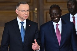 Prezydent Andrzej Duda z prezydentem Kenii Williamem Ruto podczas spotkania z przedstawicielami mediów w Pałacu Prezydenckim w Nairobi.